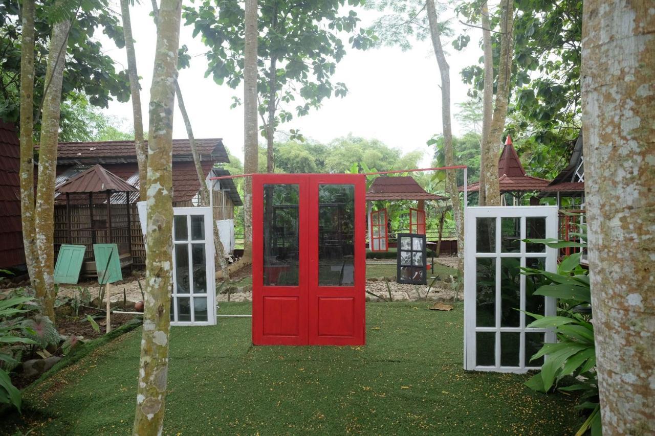 Urbanview Villa Lukulo Kebumen By Reddoorz エクステリア 写真