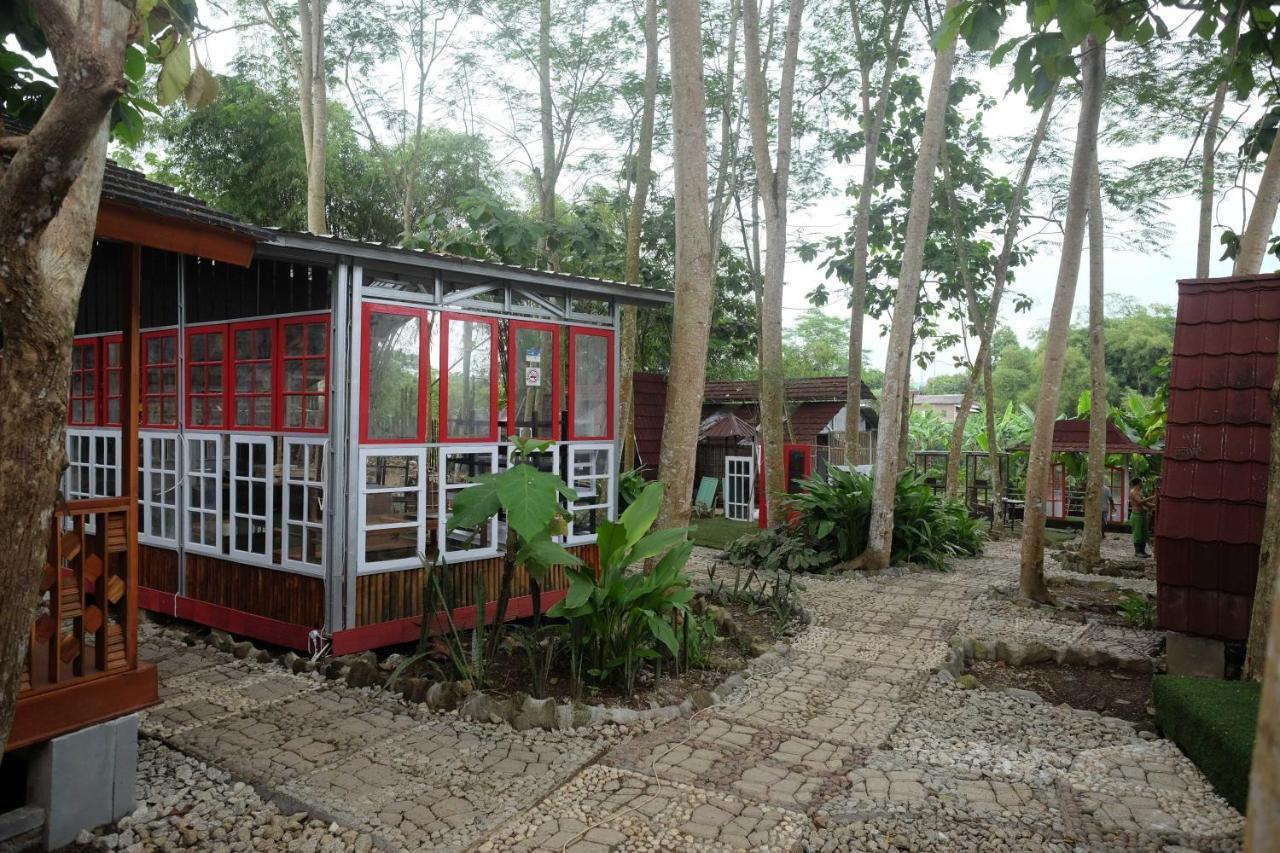 Urbanview Villa Lukulo Kebumen By Reddoorz エクステリア 写真